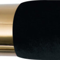 Rood fluwelen afzetkoord met zilverkleurige haken, bevestigd tussen twee afzetpalen bij de ingang van een hotel.