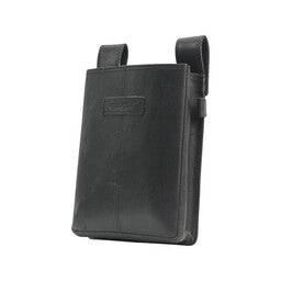 Zwarte oberriem met bedieningstas en portemonnee, gedragen om de heup door een medewerker in horecakleding.