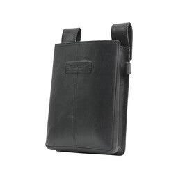 Zwarte oberriem met bedieningstas en portemonnee, gedragen om de heup door een medewerker in horecakleding.