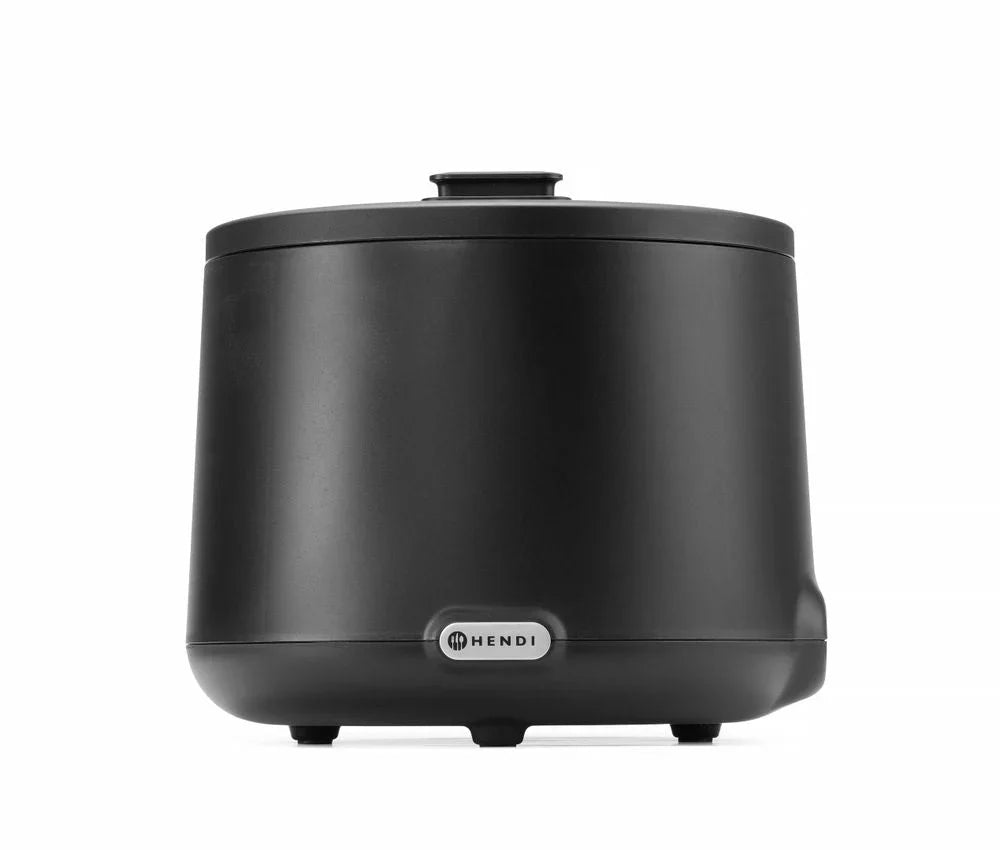 Zwarte elektrische soepketel met open deksel, gevuld met dampende soep, opgesteld op buffet of uitgiftepunt.