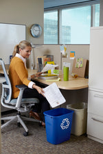 Rubbermaid rechthoekige afvalbak 26,6 liter blauw met recyclingsymbool