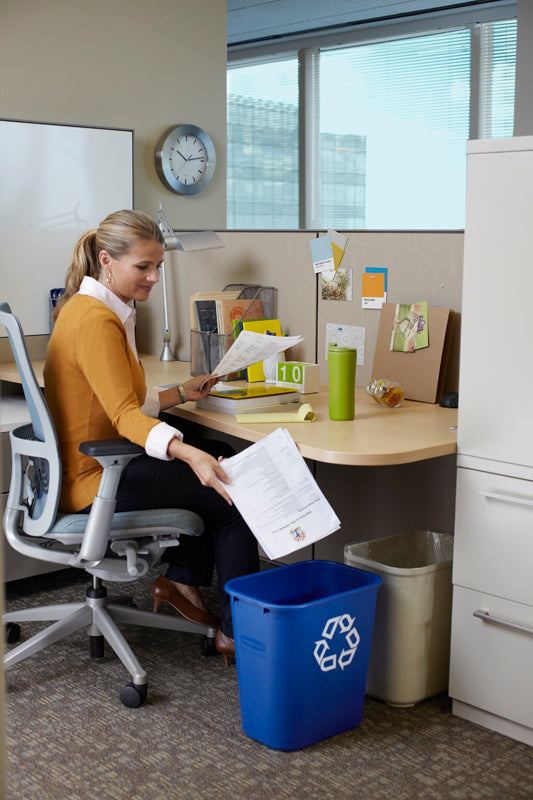 Rubbermaid rechthoekige afvalbak 26,6 liter blauw met recyclingsymbool