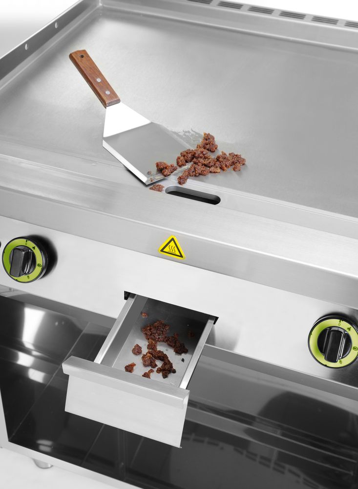 Gladde gasgrillplaat gemonteerd op een onderkast, gesloten aan drie zijden
