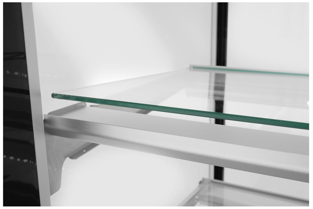 Refrigerated display case with 2 shelves