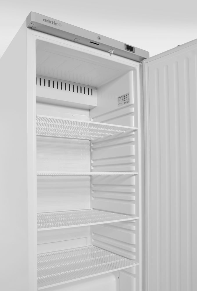 Koelkast met witte, gelakte stalen behuizing