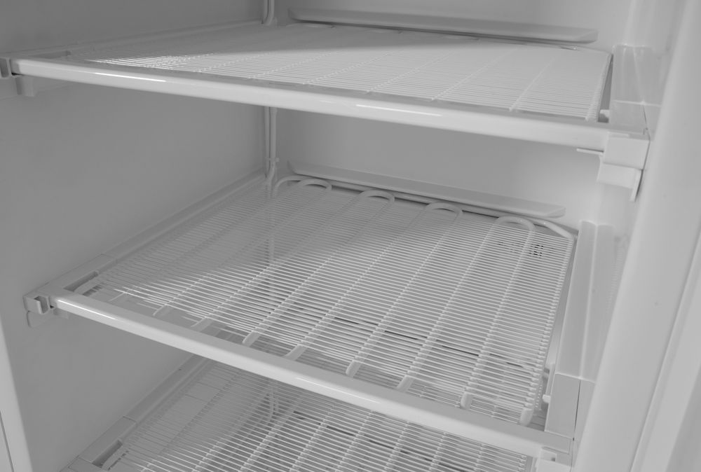 Vrieskast met wit gelakte stalen behuizing