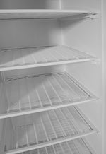 Vrieskast met wit gelakte stalen behuizing