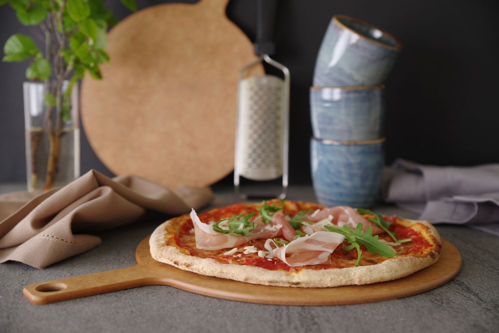 Pizza board with handle
