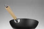Wok met houten handvat