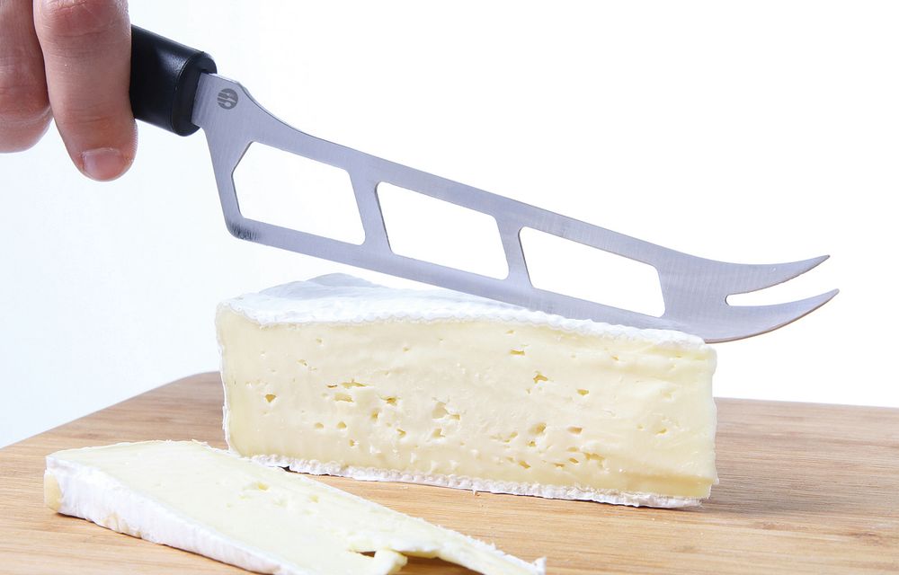 Cheese knife for soft cheese